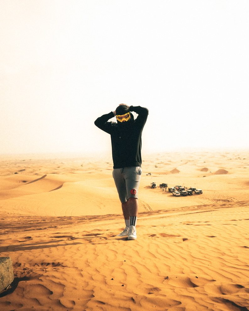 Matteo Spera cammina tra le dune del deserto