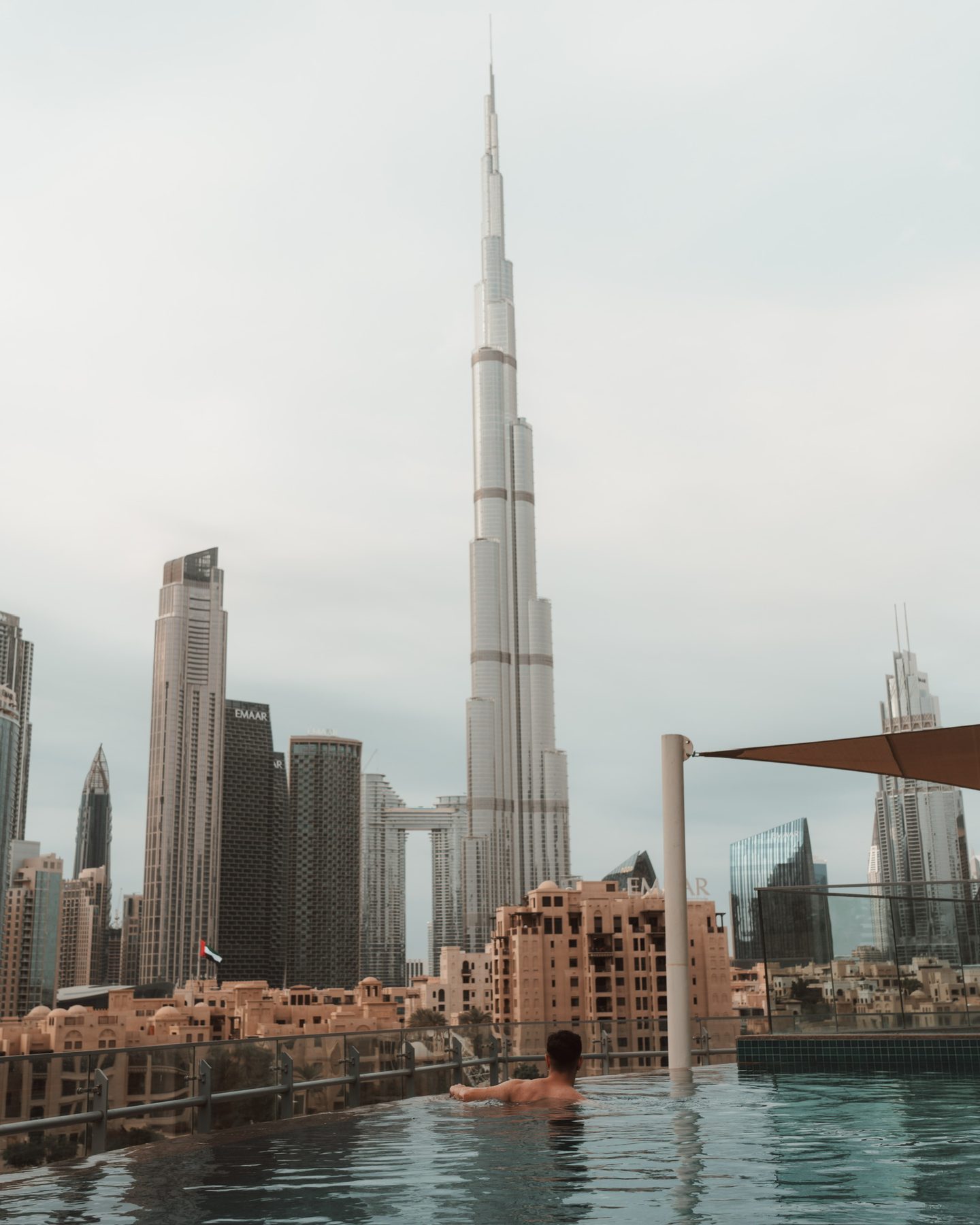 Piscina a sfioro con il Burj Khalifa sullo sfondo, Dubai