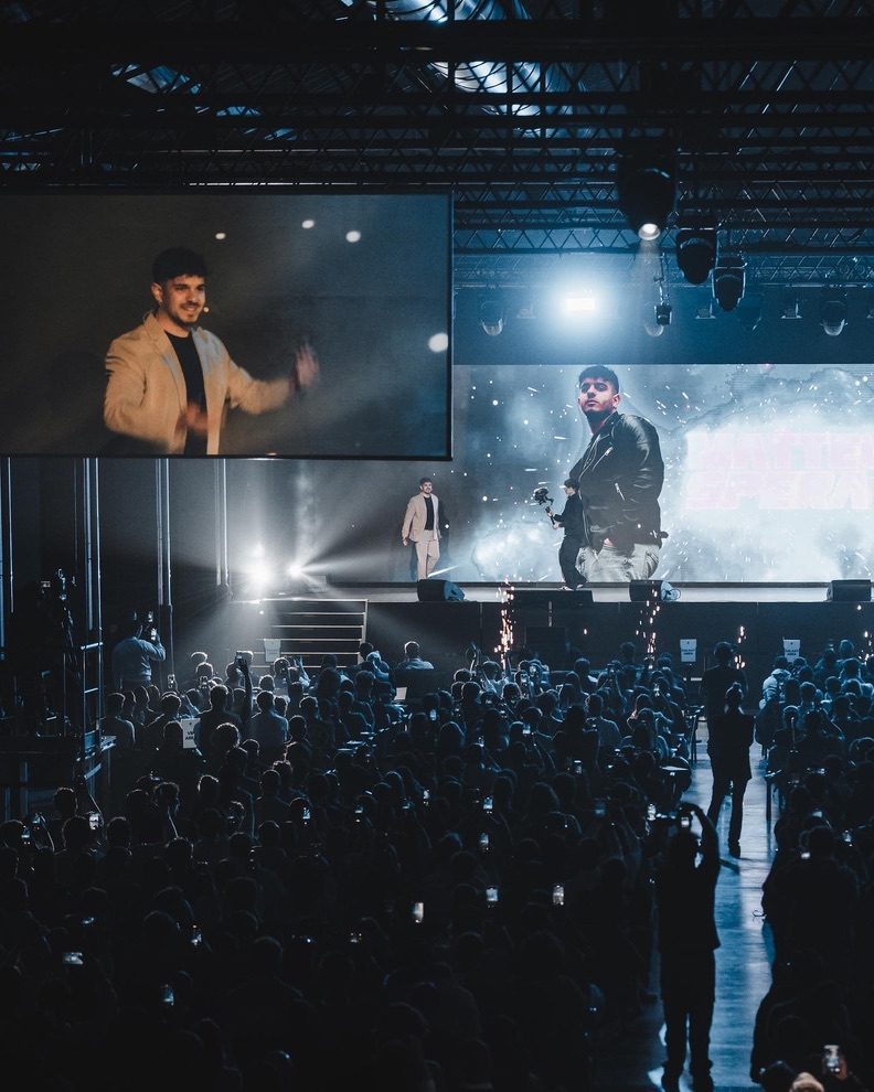Matteo Spera sul palco di un evento davanti al pubblico