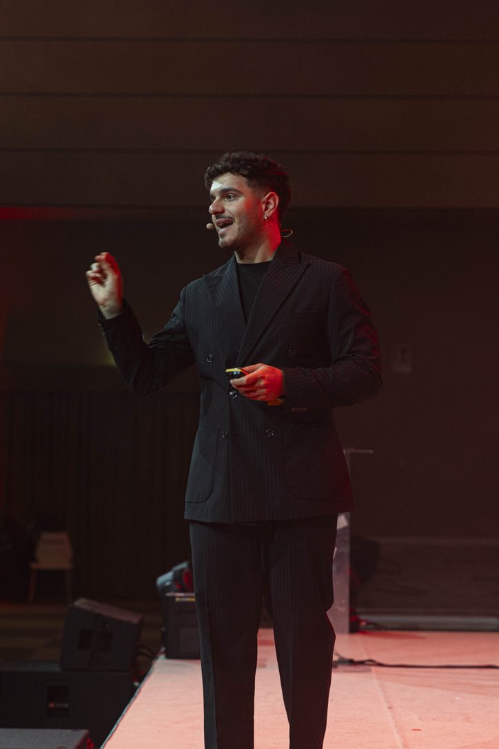 Matteo Spera parla sul palco durante una formazione